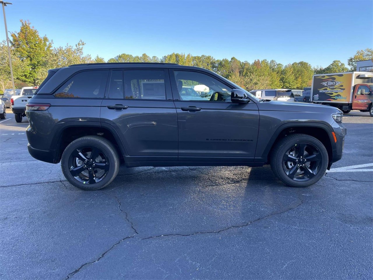 New 2025 Jeep Grand Cherokee Altitude image 10