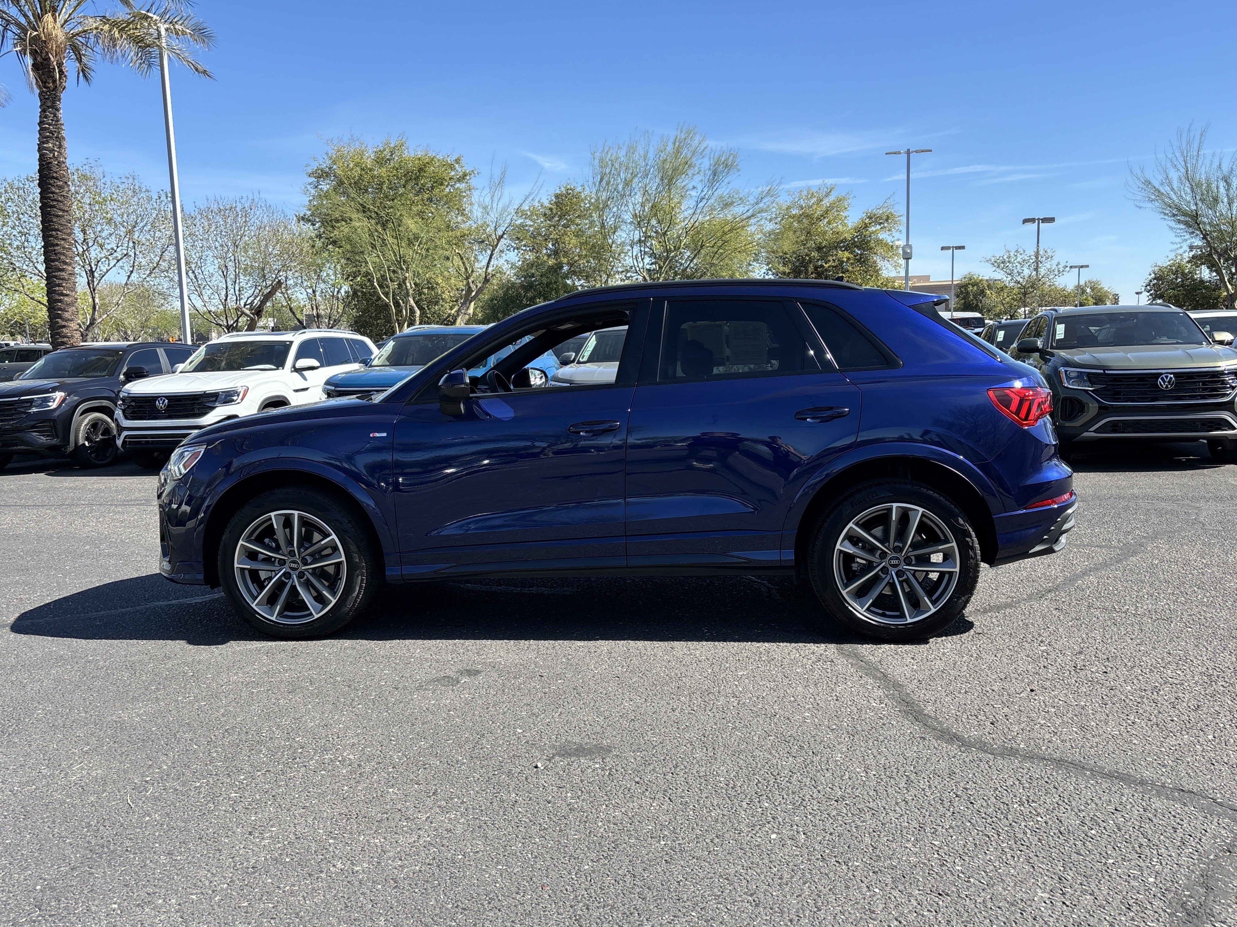 Used 2023 Audi Q3 2.0T Premium w/ Black Optic Sport Package image 2