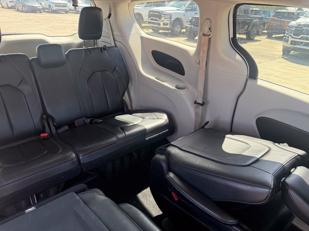Used 2022 Chrysler Pacifica Touring-L FWD image 10