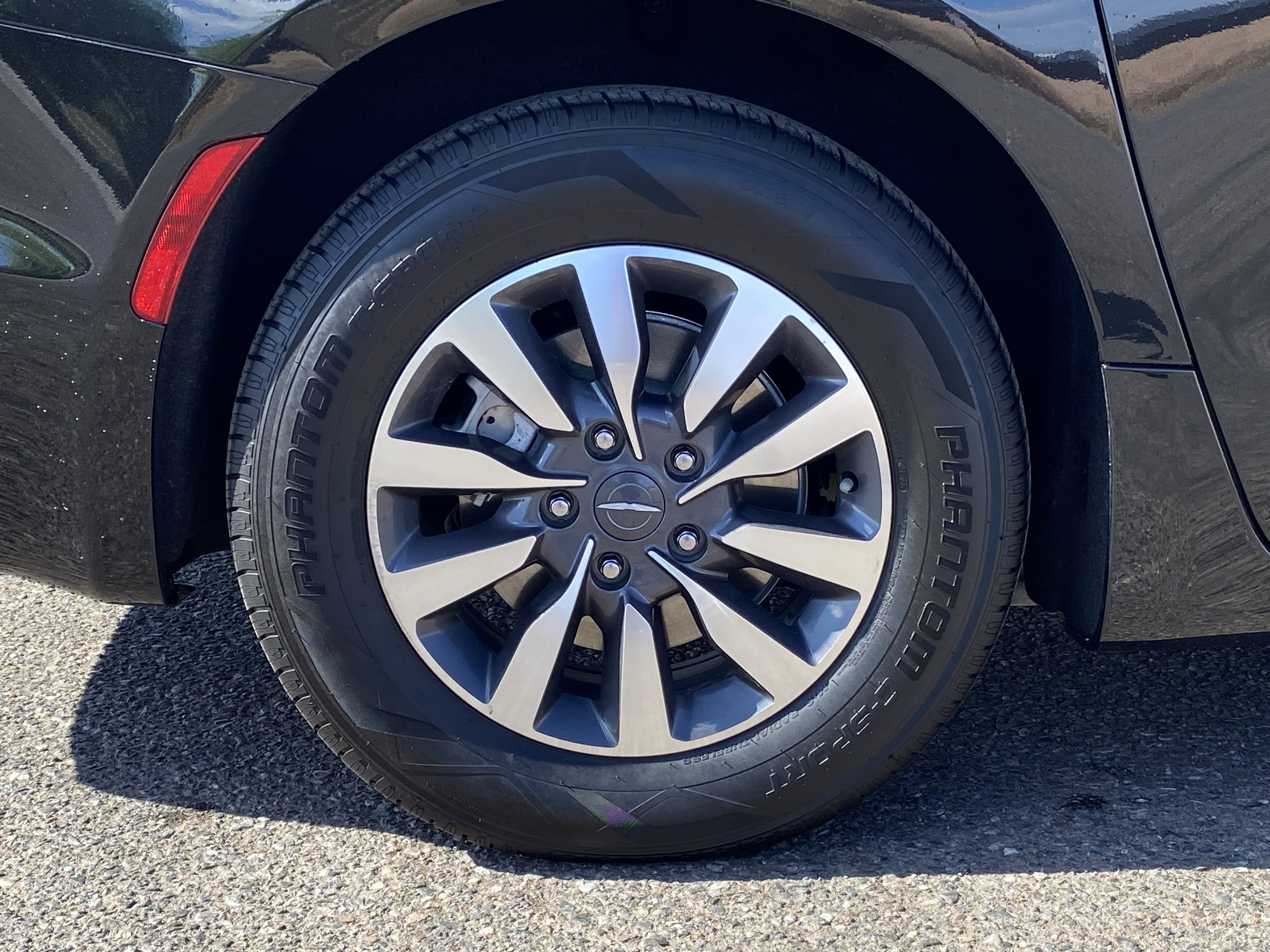 Used 2023 Chrysler Pacifica Touring-L image 9