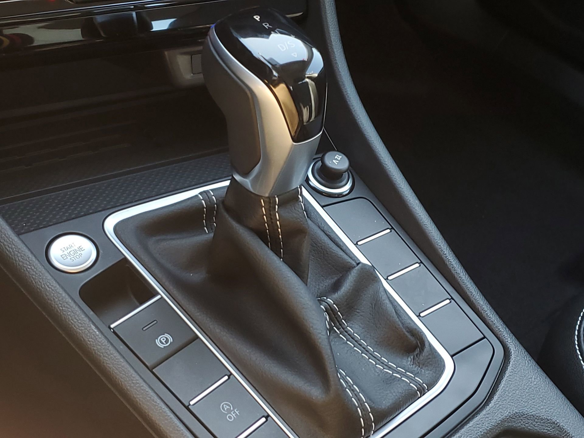 Used 2025 Volkswagen Jetta SE image 30