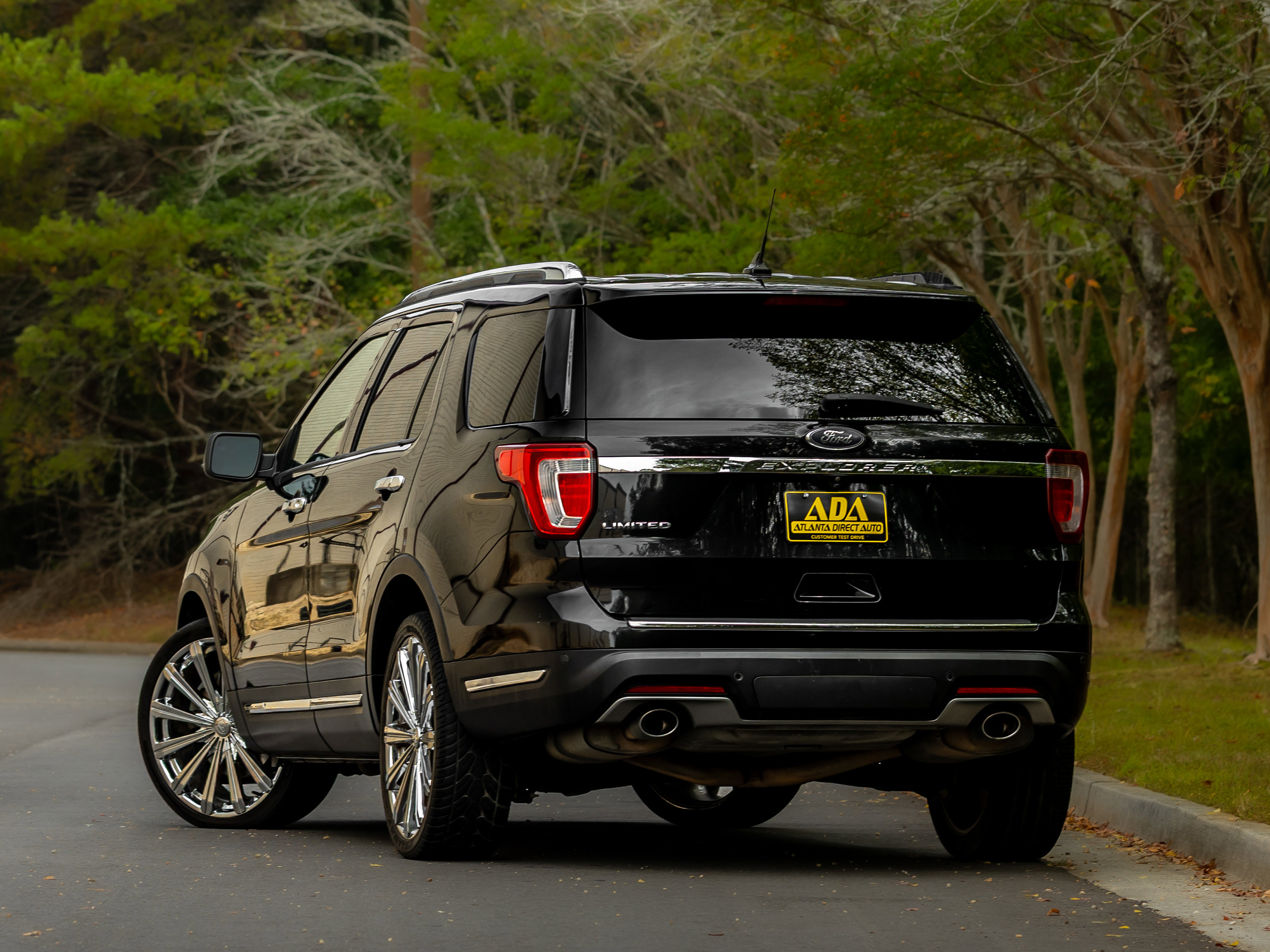 Used 2019 Ford Explorer Limited w/ Class III Trailer Tow Package image 3