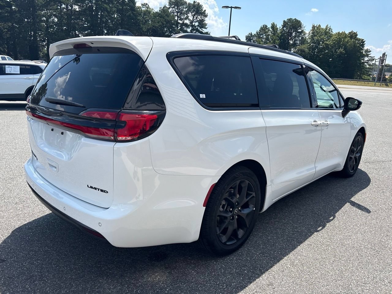Used 2025 Chrysler Pacifica Limited FWD image 10
