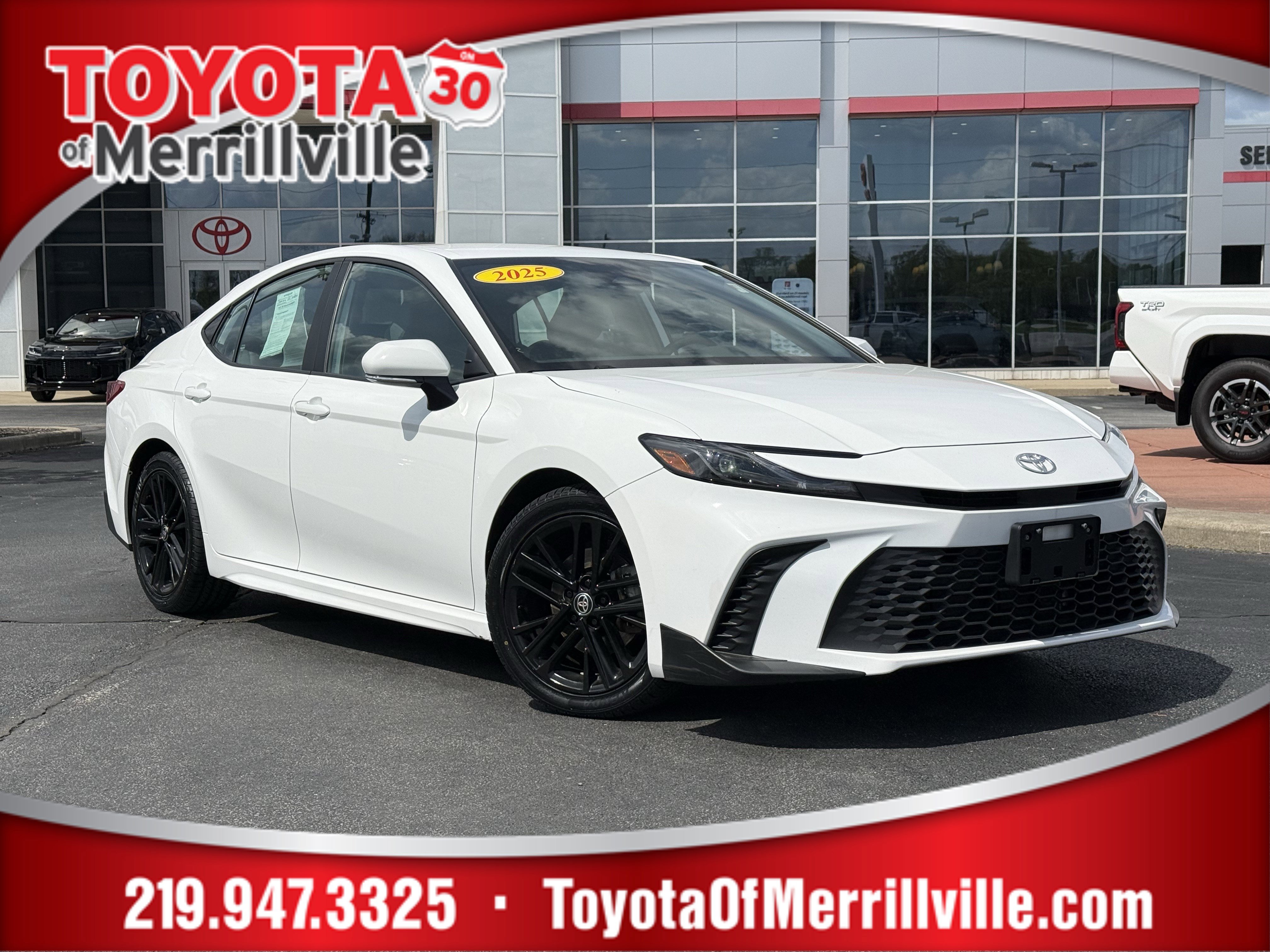 Used 2025 Toyota Camry SE FWD image 1