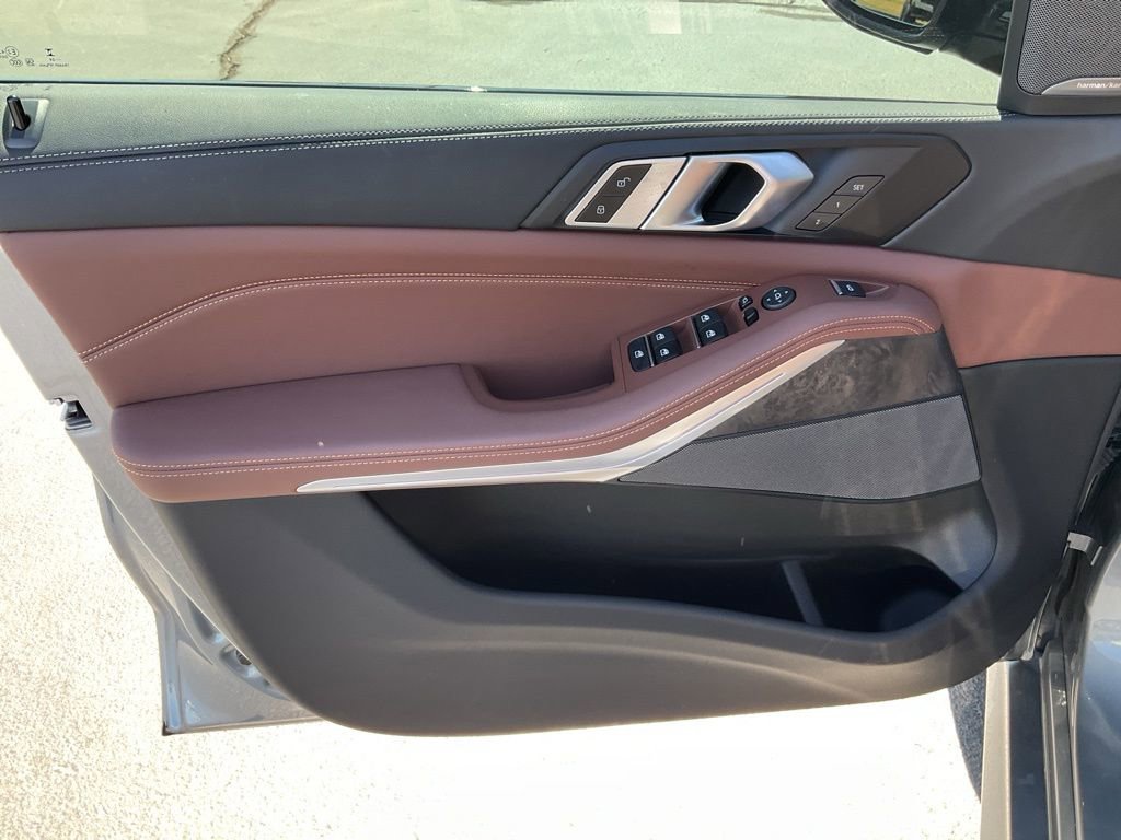 Used 2025 BMW X5 xDrive40i w/ Executive Package image 3