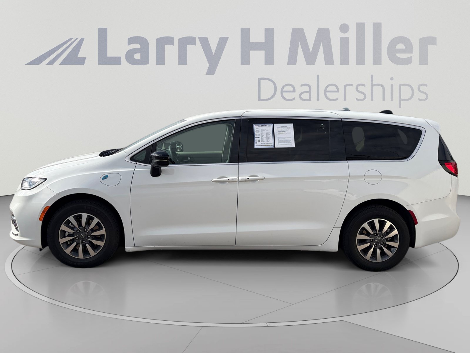 Used 2024 Chrysler Pacifica Limited FWD image 2