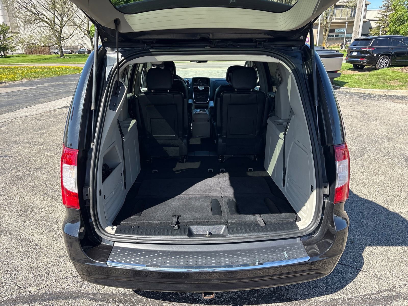 Used 2016 Chrysler Town & Country Touring FWD image 23