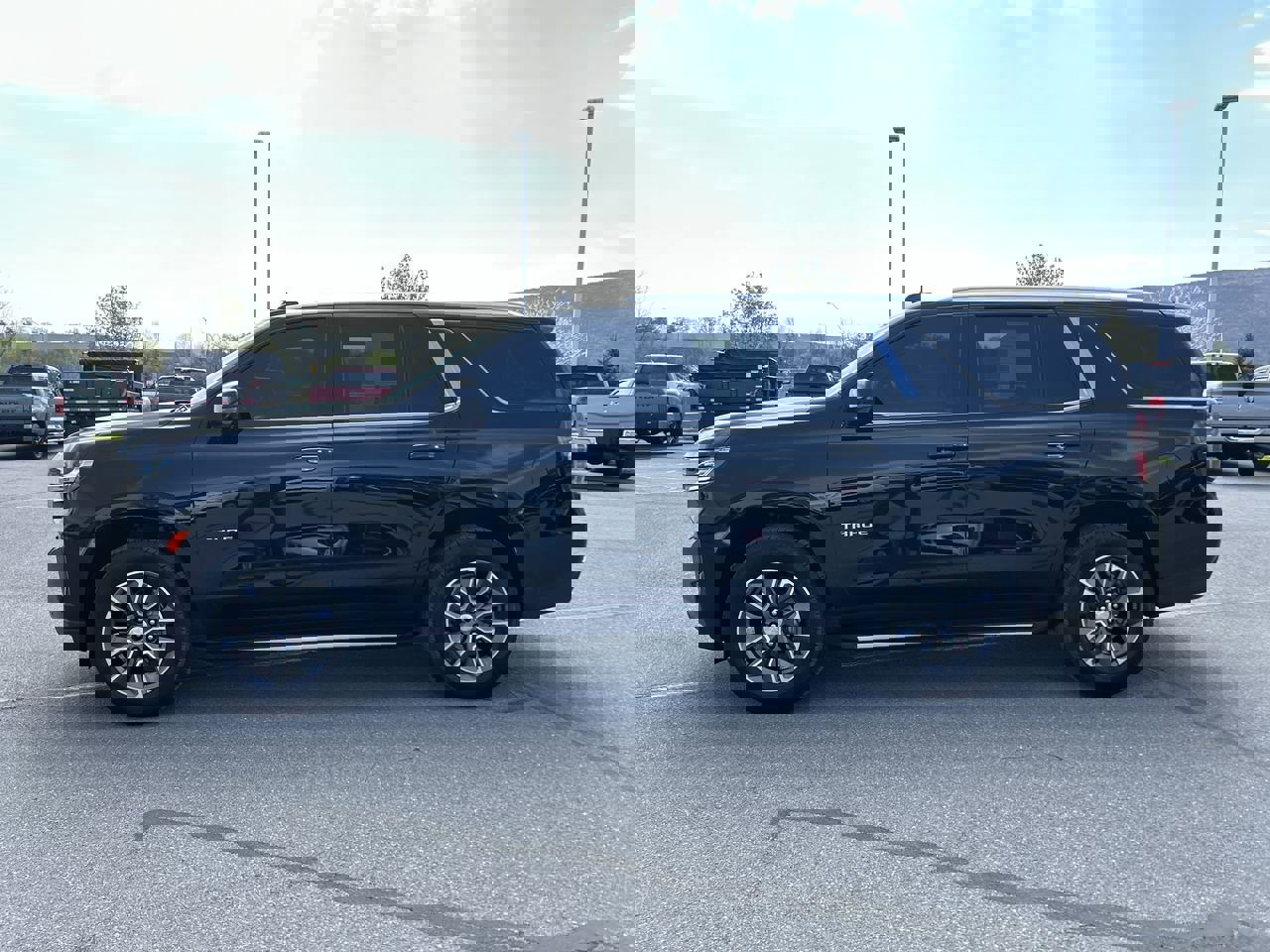 Used 2024 Chevrolet Tahoe LT w/ Luxury Package AWD/4WD image 4