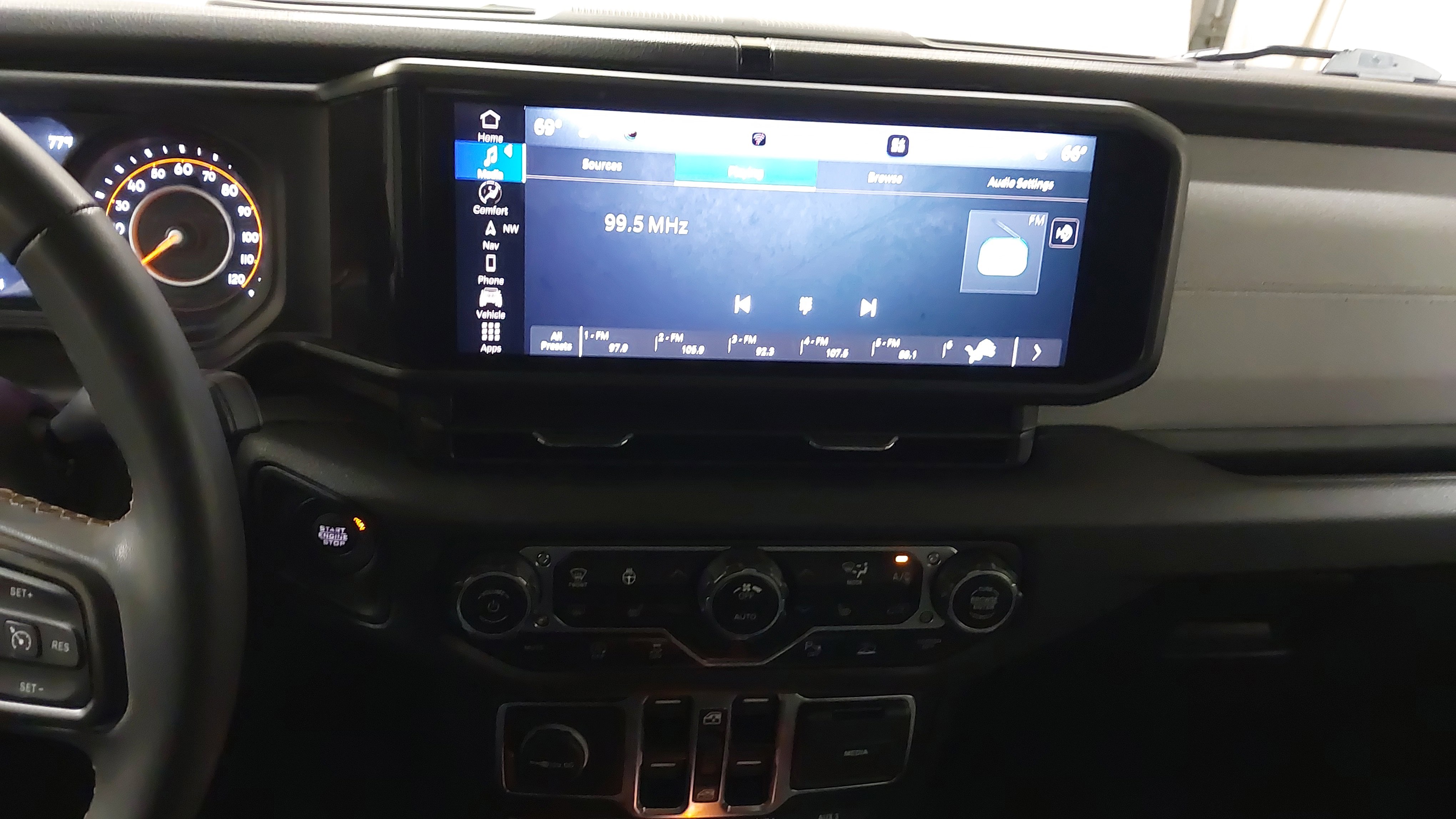 Used 2024 Jeep Gladiator Willys image 20