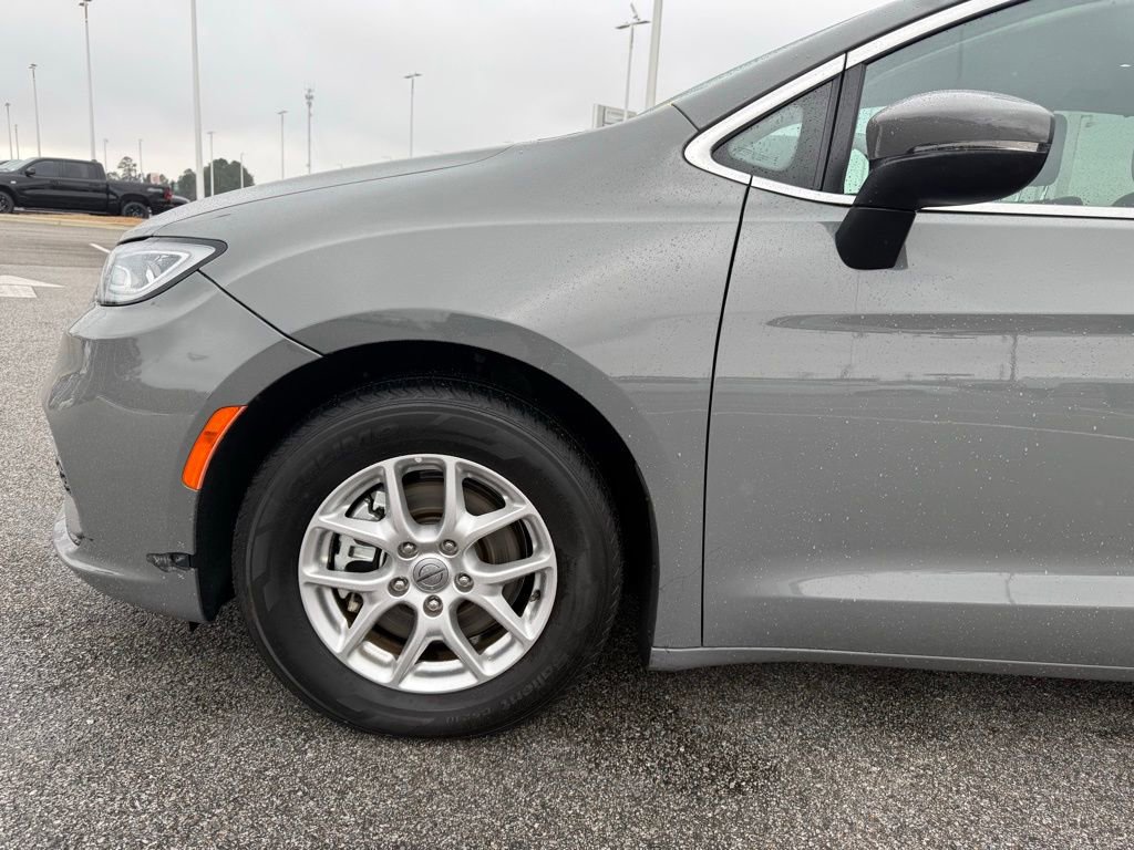 Used 2023 Chrysler Pacifica Touring-L image 26