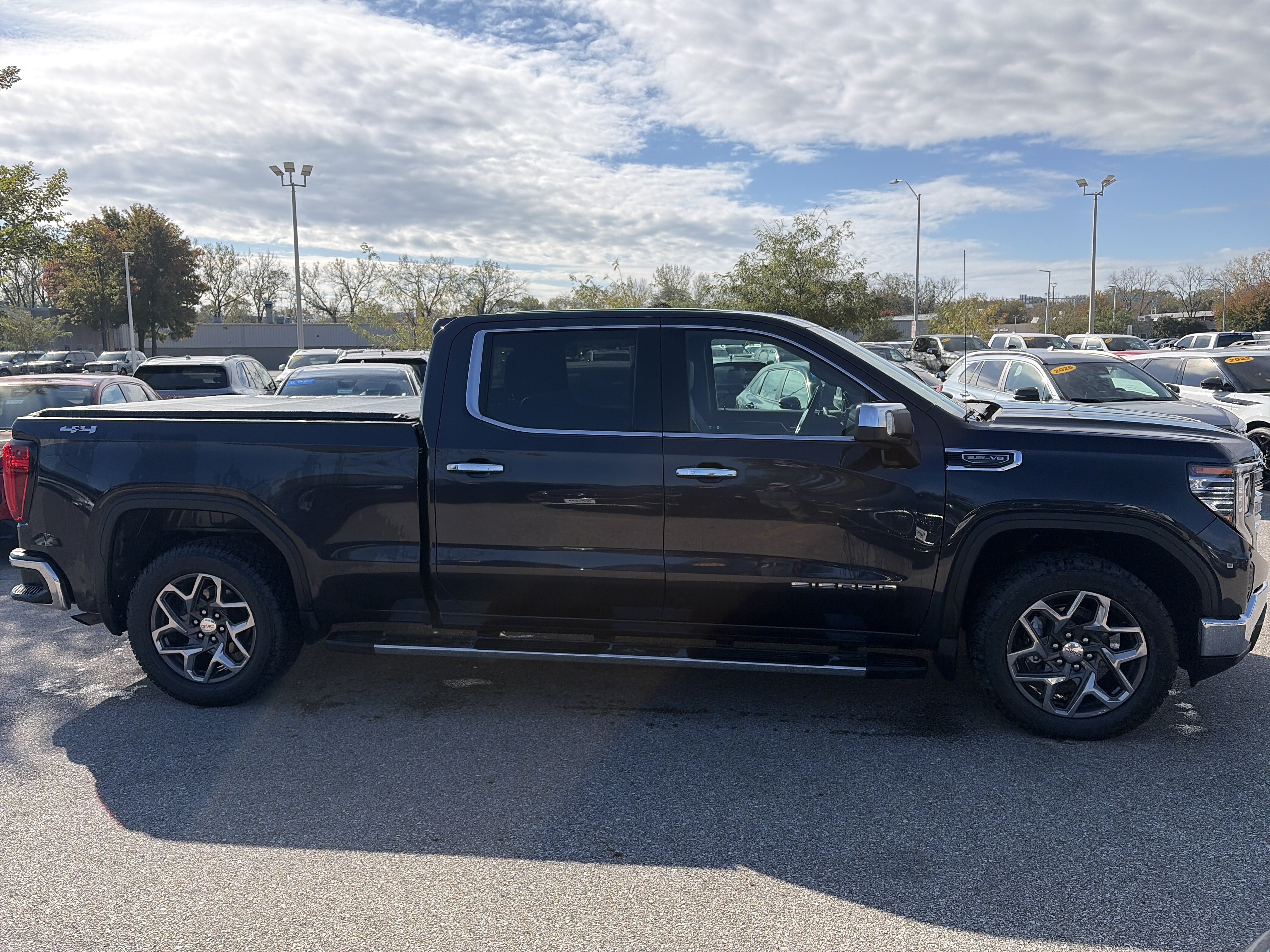 Used 2022 GMC Sierra 1500 SLT w/ SLT Premium Package AWD/4WD image 4