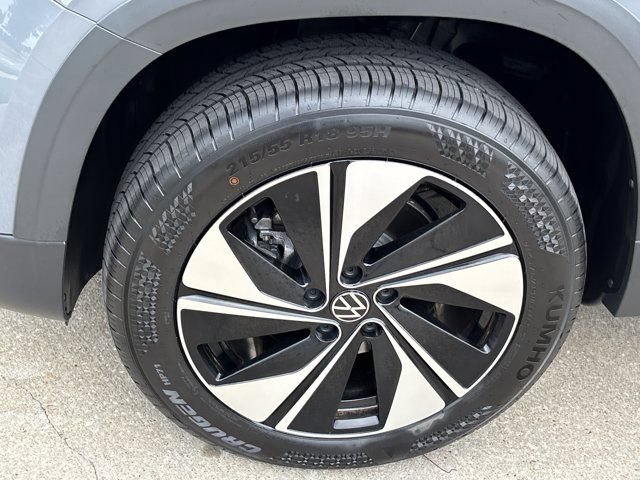 Used 2024 Volkswagen Taos SE w/ Panoramic Sunroof Package AWD/4WD image 13