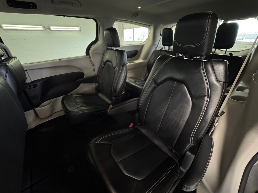 Used 2023 Chrysler Pacifica Touring-L FWD image 22