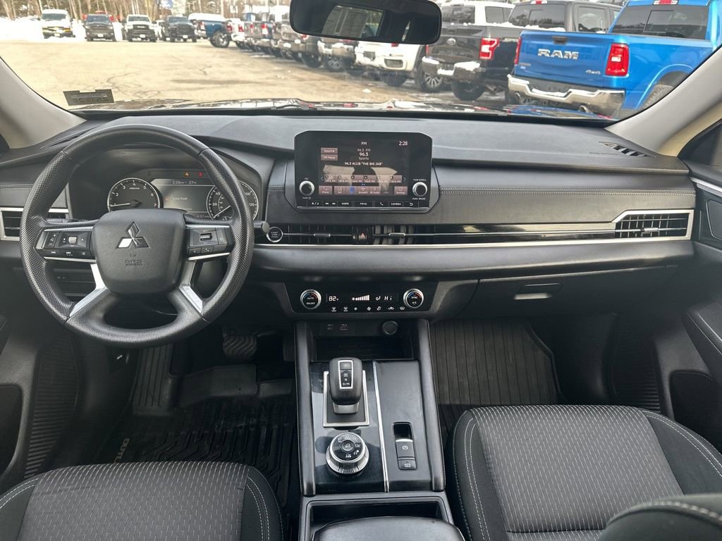 Used 2022 Mitsubishi Outlander ES image 16