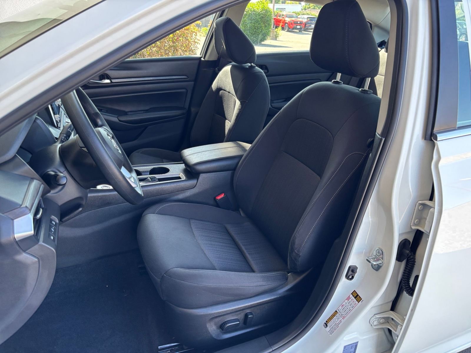 Used 2025 Nissan Altima 2.5 SV FWD image 36