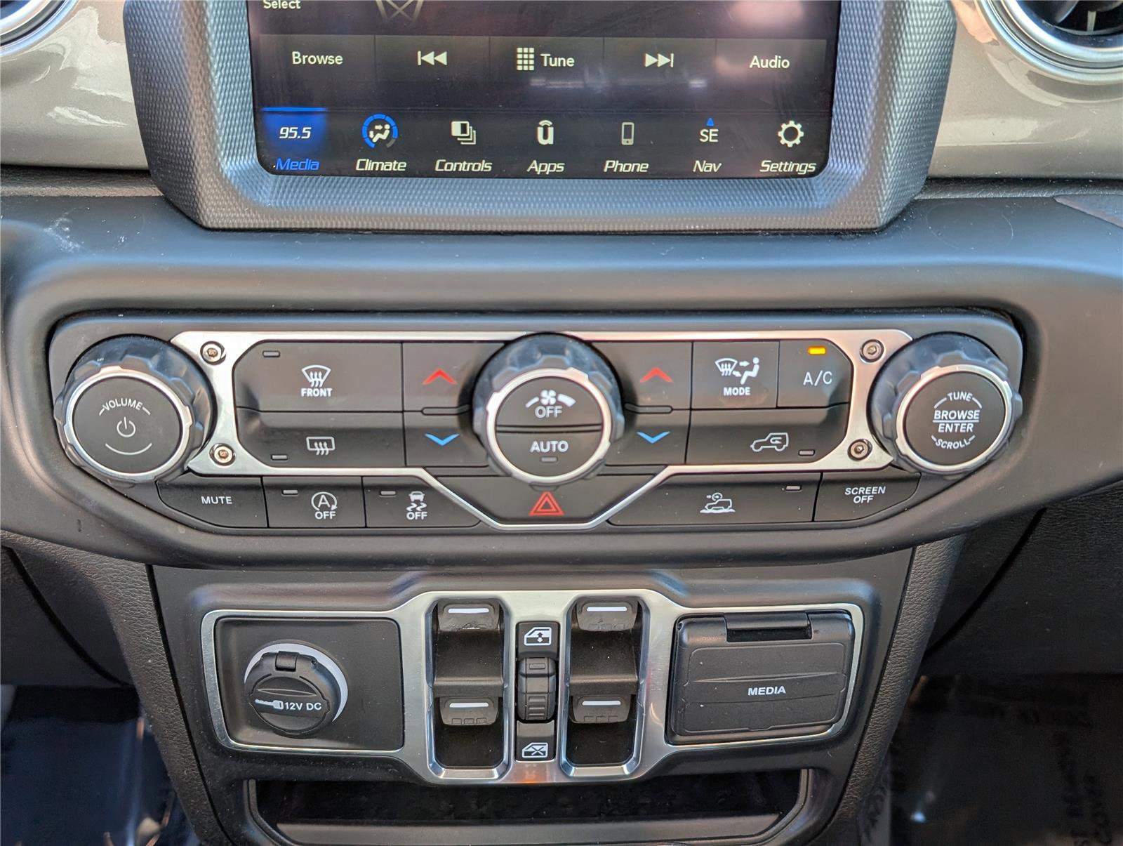 Used 2023 Jeep Gladiator Overland image 25