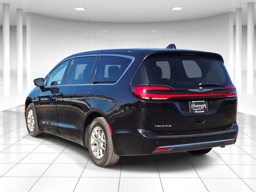 Used 2024 Chrysler Pacifica Touring-L image 5