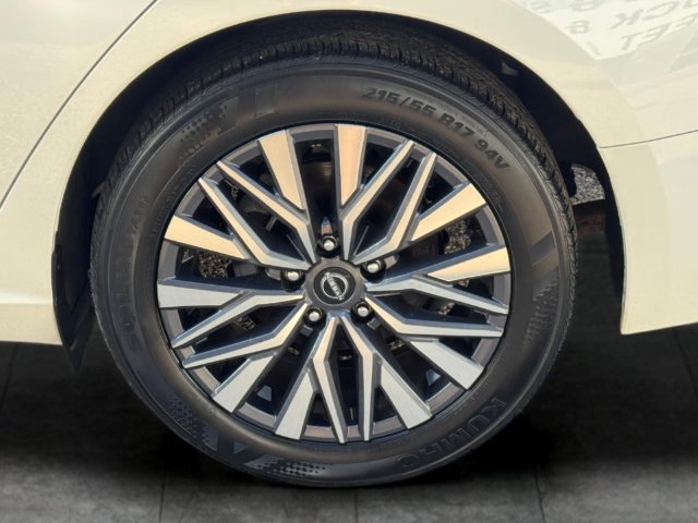 Used 2025 Nissan Altima 2.5 SV FWD image 7