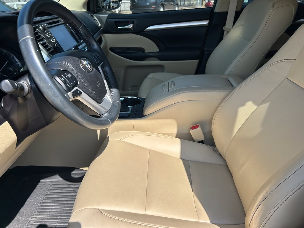 Used 2019 Toyota Highlander XLE FWD image 11