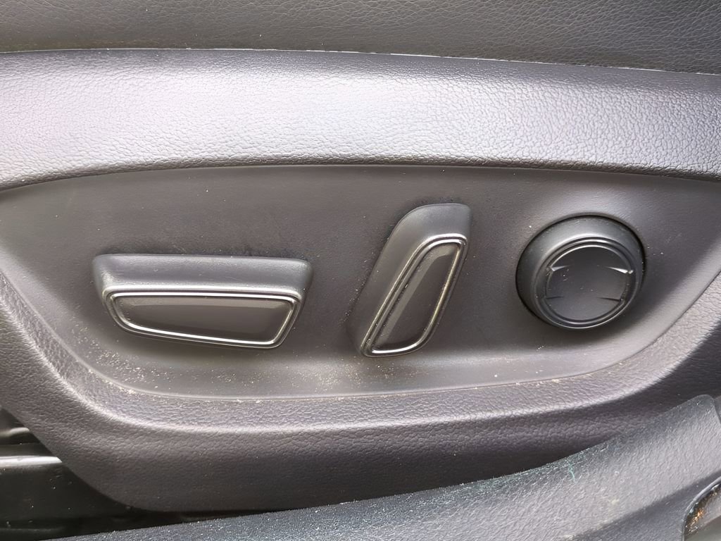 Used 2022 Toyota Camry XLE w/ Navigation Upgrade Package image 19