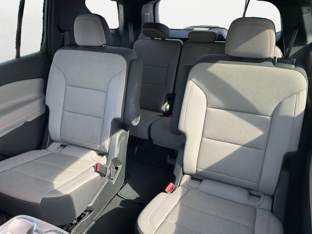 Used 2025 Chevrolet Traverse LT image 9