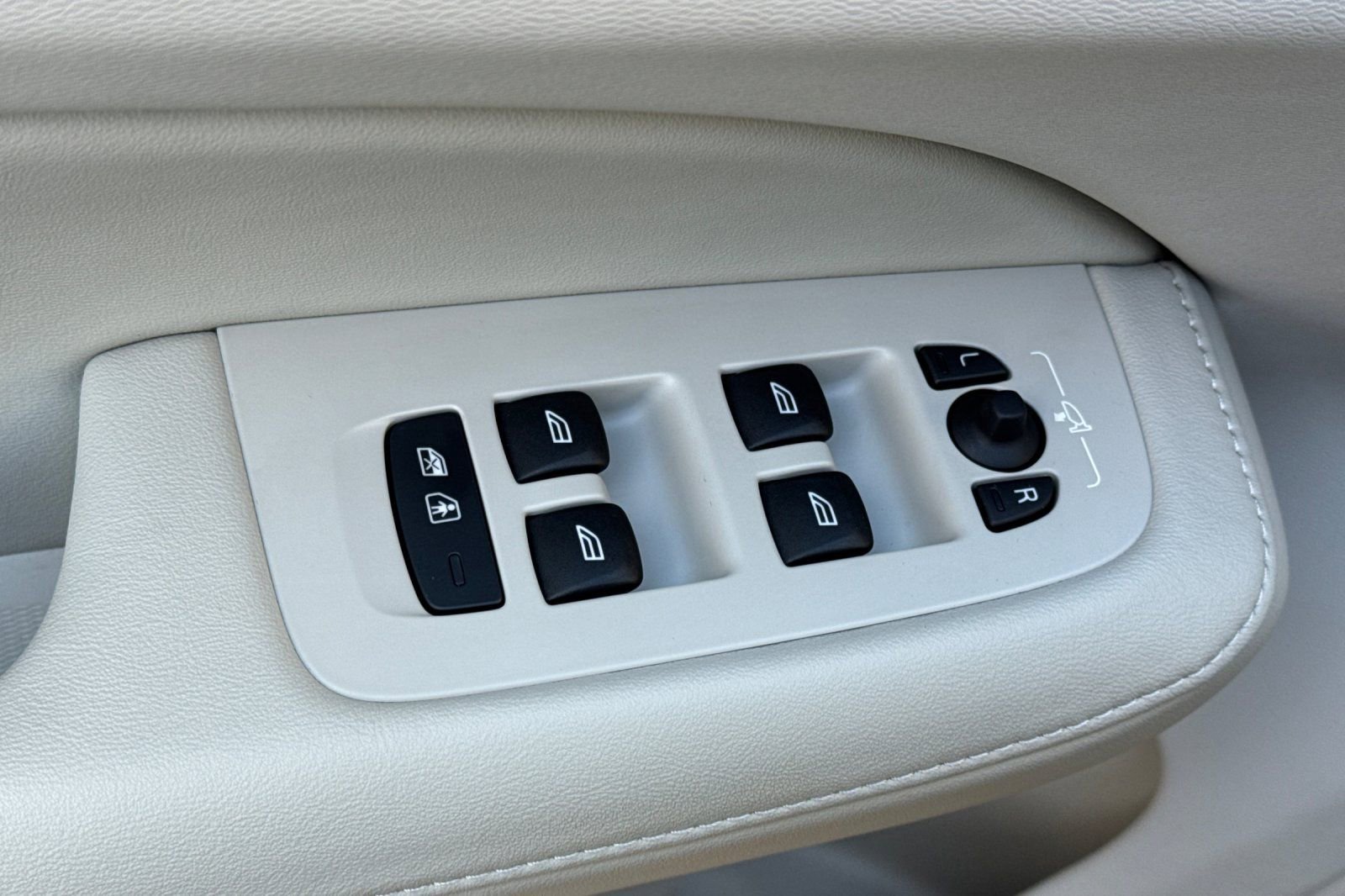 Used 2025 Volvo V60 B5 Cross Country Ultra w/ Protection Package Premier image 11