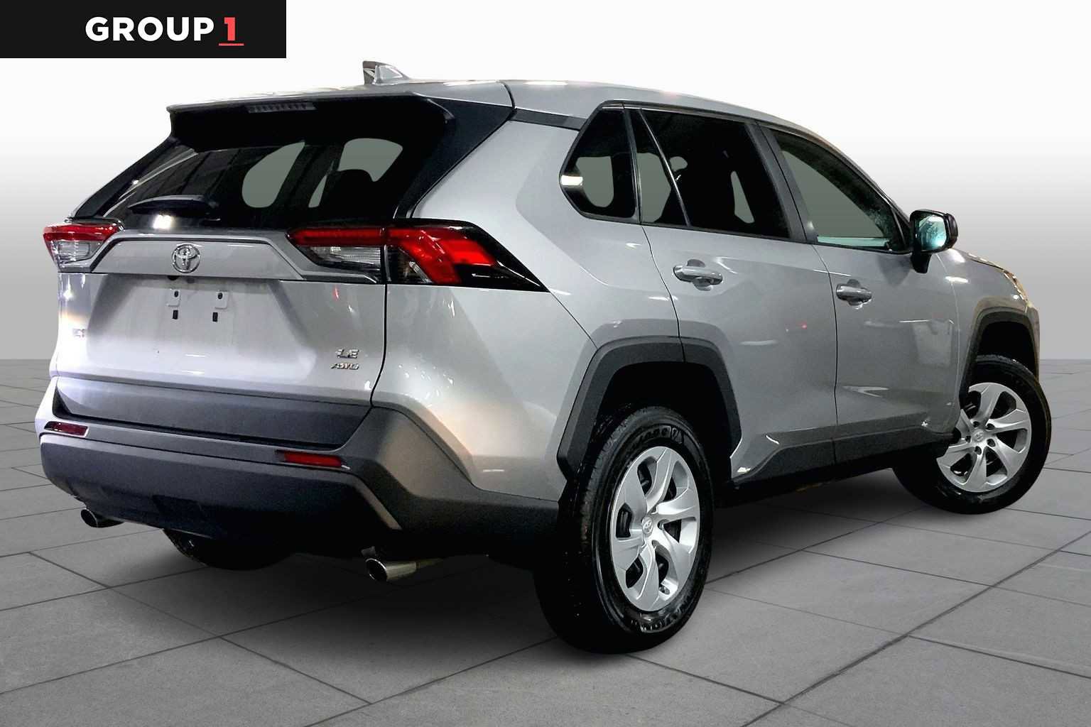 Used 2022 Toyota RAV4 LE image 12