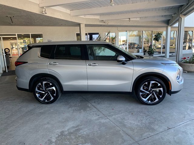 Used 2023 Mitsubishi Outlander SE image 2