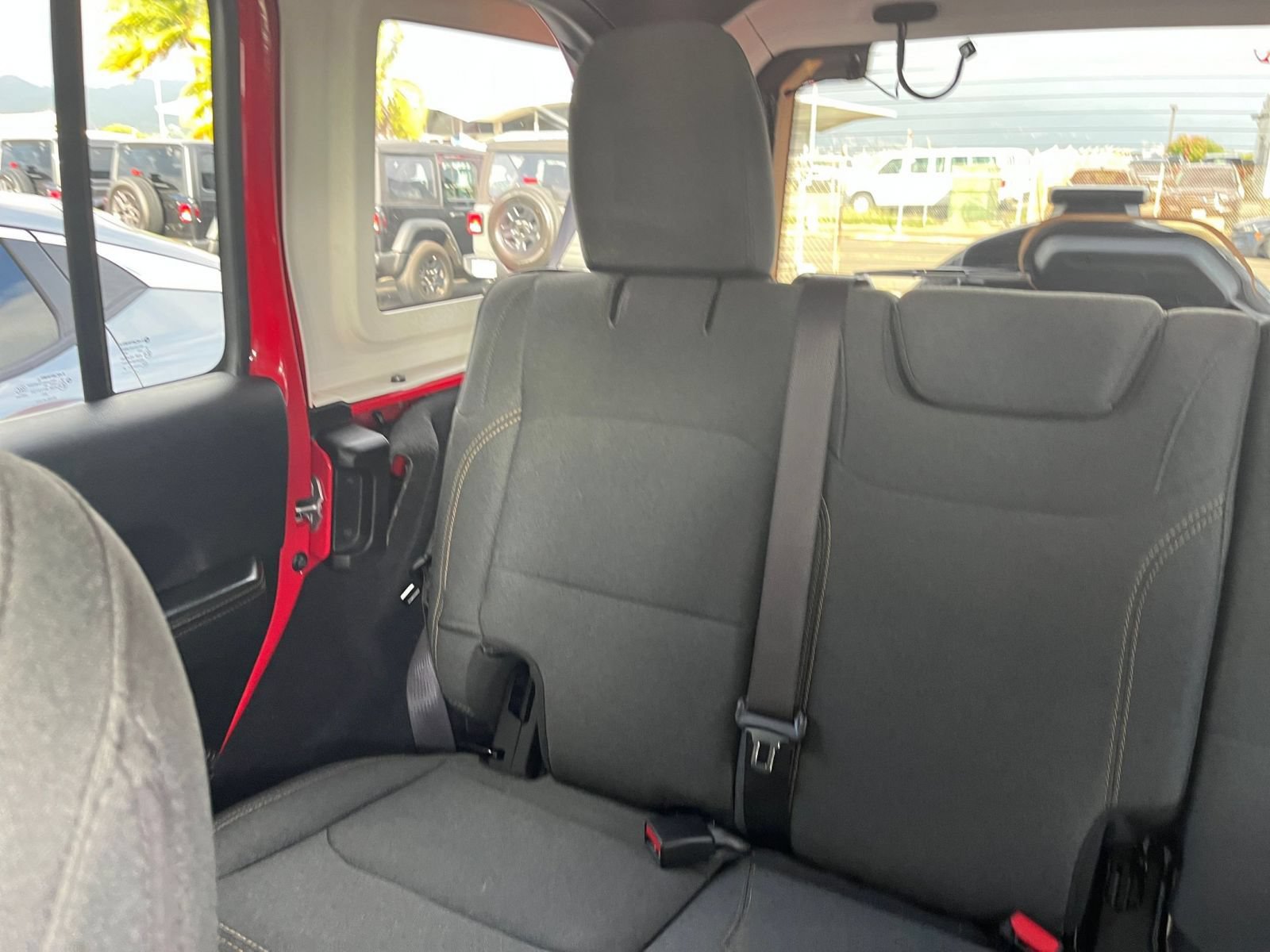 Used 2025 Jeep Wrangler Unlimited Sahara AWD/4WD image 38