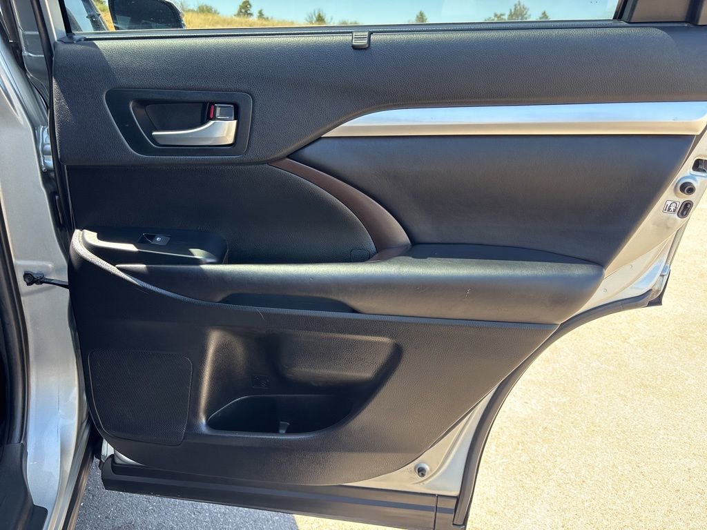 Used 2019 Toyota Highlander XLE AWD/4WD image 19