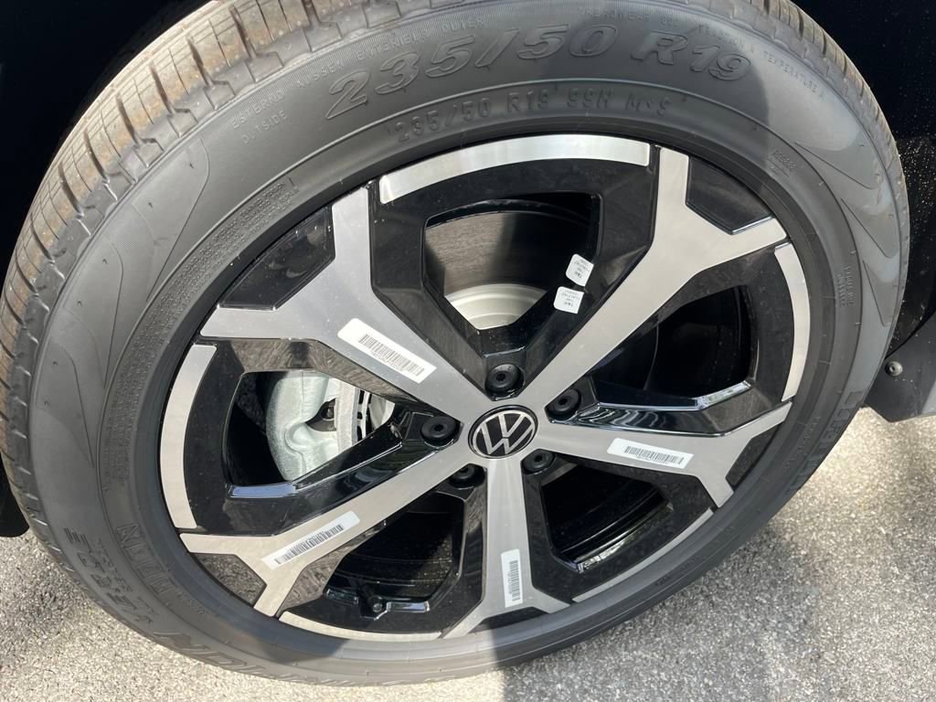 New 2025 Volkswagen Tiguan SE image 2