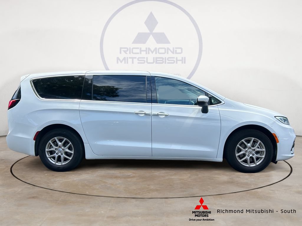 Used 2023 Chrysler Pacifica Touring-L FWD image 2