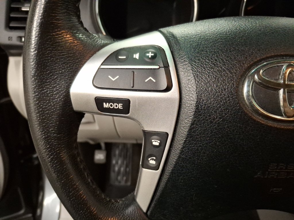 Used 2012 Toyota Highlander Limited w/ Tow Pkg AWD/4WD image 22