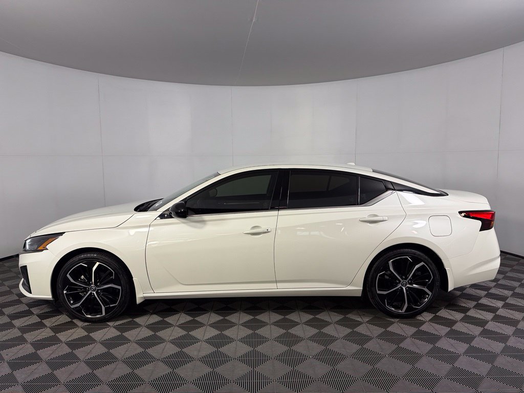 Used 2025 Nissan Altima 2.5 SR FWD image 11