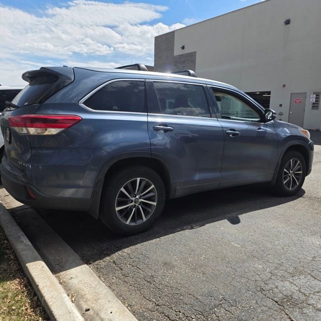 Used 2018 Toyota Highlander XLE image 3