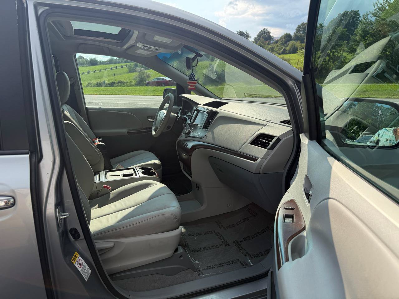 Used 2011 Toyota Sienna XLE w/ Premium Pkg FWD image 26