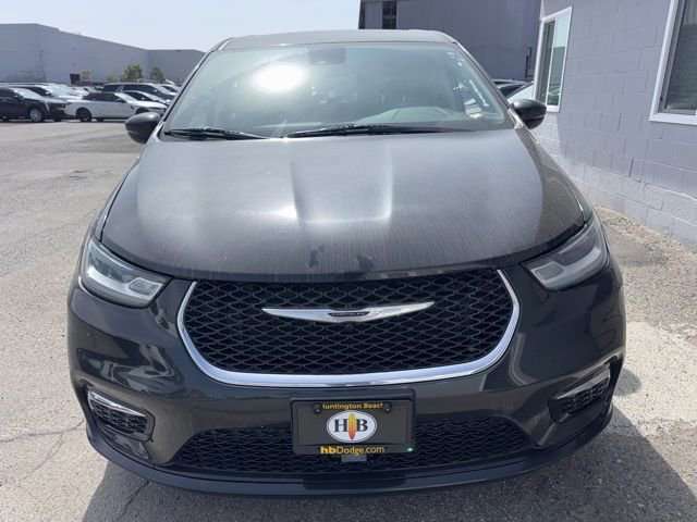 Used 2024 Chrysler Pacifica Select image 2