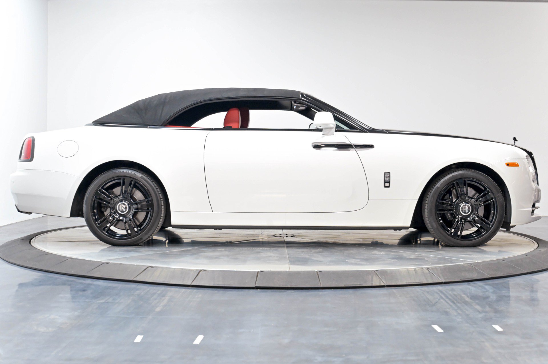 Used 2017 Rolls-Royce Dawn RWD image 19