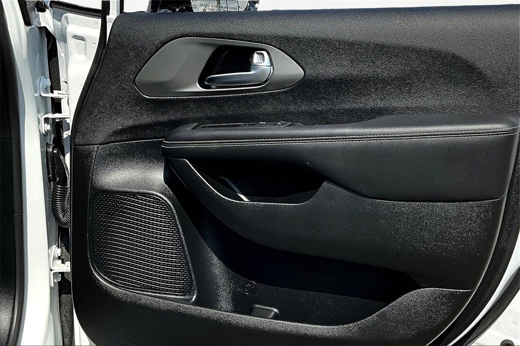 Used 2025 Chrysler Pacifica Select image 24