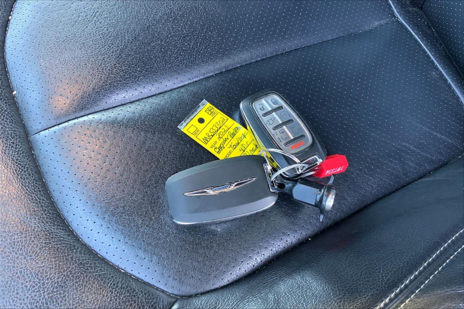 Used 2021 Chrysler Pacifica Touring-L w/ Uconnect Theater Family Group FWD image 13