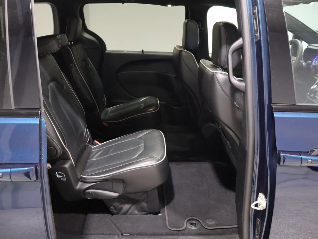 Certified 2025 Chrysler Pacifica Limited image 24