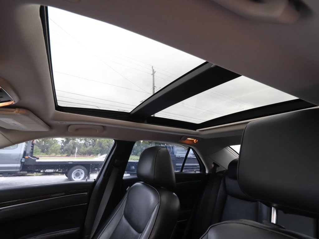 Used 2017 Chrysler 300 C RWD image 4