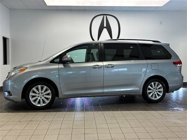 Used 2014 Toyota Sienna XLE image 3