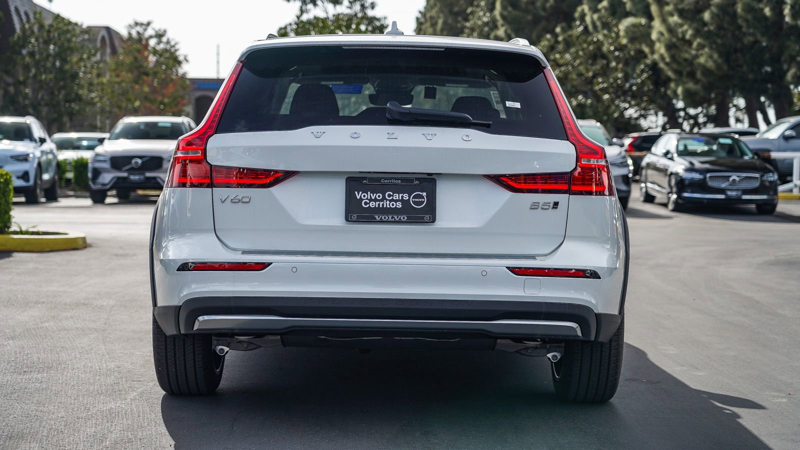 New 2025 Volvo V60 B5 Cross Country Ultra w/ Protection Package Premier image 7