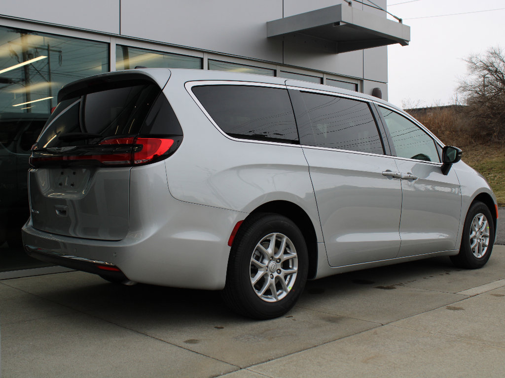 New 2026 Chrysler Pacifica Select image 8