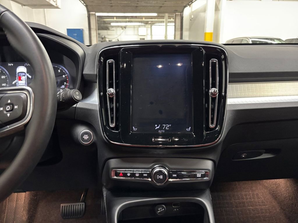 Used 2019 Volvo XC40 T4 Momentum image 22
