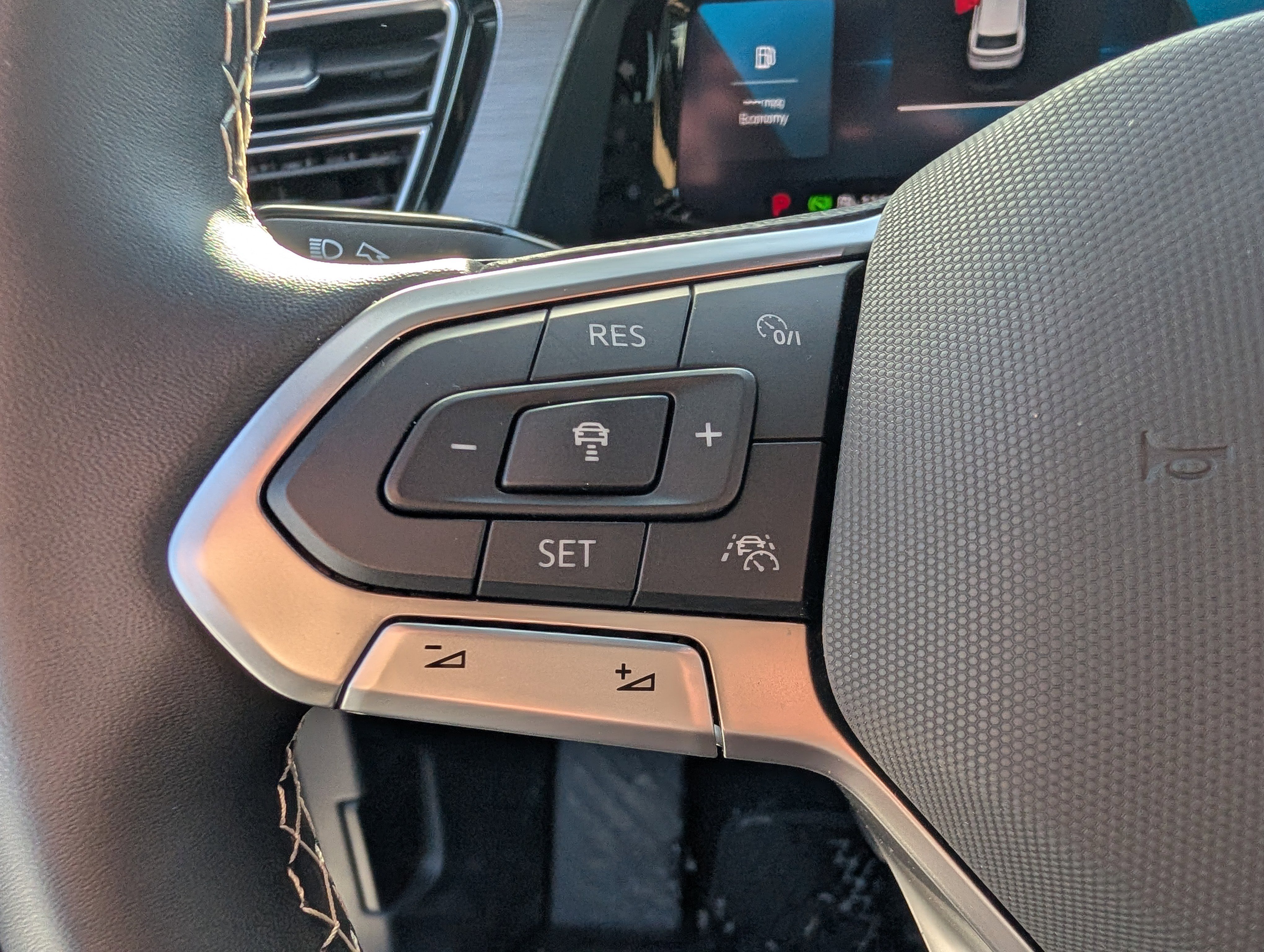 Certified 2025 Volkswagen Atlas Cross Sport SE image 27