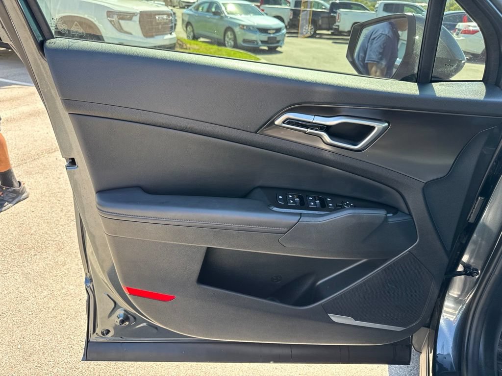 Used 2025 Kia Sportage EX FWD image 13