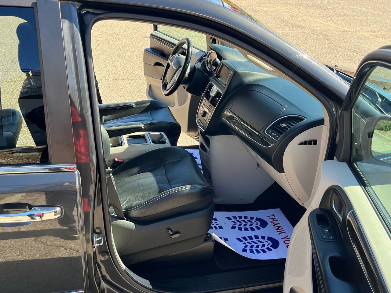 Used 2011 Chrysler Town & Country Touring-L image 27