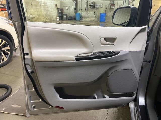 Used 2014 Toyota Sienna LE image 12